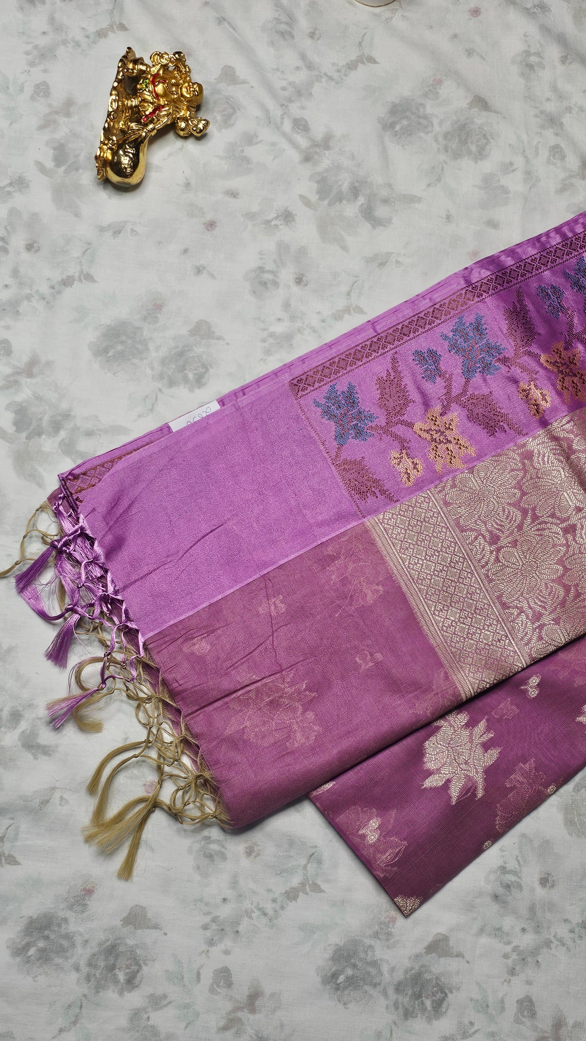 Graceful Purple Silk Saree with Floral Zari Weave & Elegant Pallu